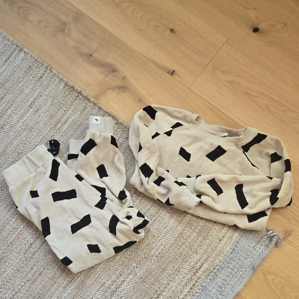 Turtledove London Cream and Black Kids Sweater and Pants Set, 6/7, VGUC, Unisex